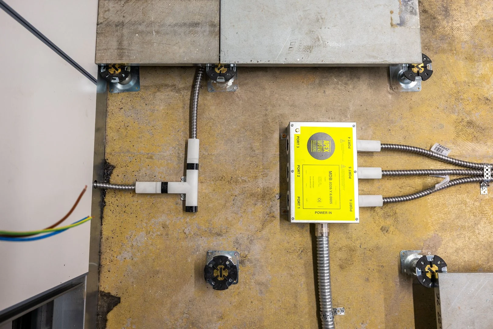 PowerFlex Underfloor Power System - Installation View 1